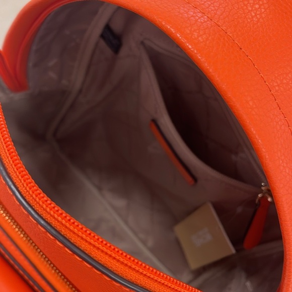 MICHAEL KORS
Maisie Medium Pebbled Leather 2-in-1 Backpack
Poppy
NWT - Picture 4 of 16